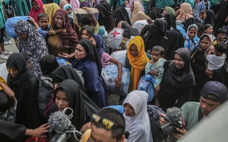 Atas dasar kemanusiaan pengungsi Rohingya ditampung sementara di Aceh