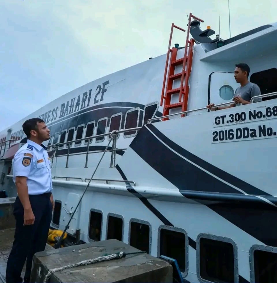Dengan cuaca yang semakin membaik, jalur transportasi laut ke Kota Sabang pun kembali beroperasi normal