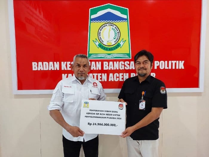 Kaban Kesbangpol Aceh Besar Sofian menyerahkan dana hibah Pilkada 2024 secara simbolis, kepada Plt Sekretaris KIP Aceh Besar Emil Wardana di Kantor Kesbangpol Aceh Besar