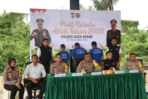 Kapolres Aceh Besar AKBP Carlie Syahputra Bustamam saat mengadakan konferensi pers di Mapolres Aceh Besar, Jum'at (29/12)