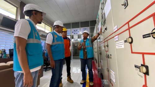 GM PLN UID Aceh Parulian Noviandri cek kesiapan pasokan listrik menyambut pergantian tahun baru 2024 di PLN UP2D Aceh, Ahad (31/12). (Foto: Dok. PLN UID Aceh)
