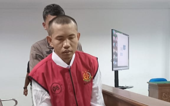 TikToker Aceh Musfy Ishak alias Abu Laot, terdakwa kasus pencemaran nama baik menghadiri sidang perdana di PN Banda Aceh, Rabu (13/12)
