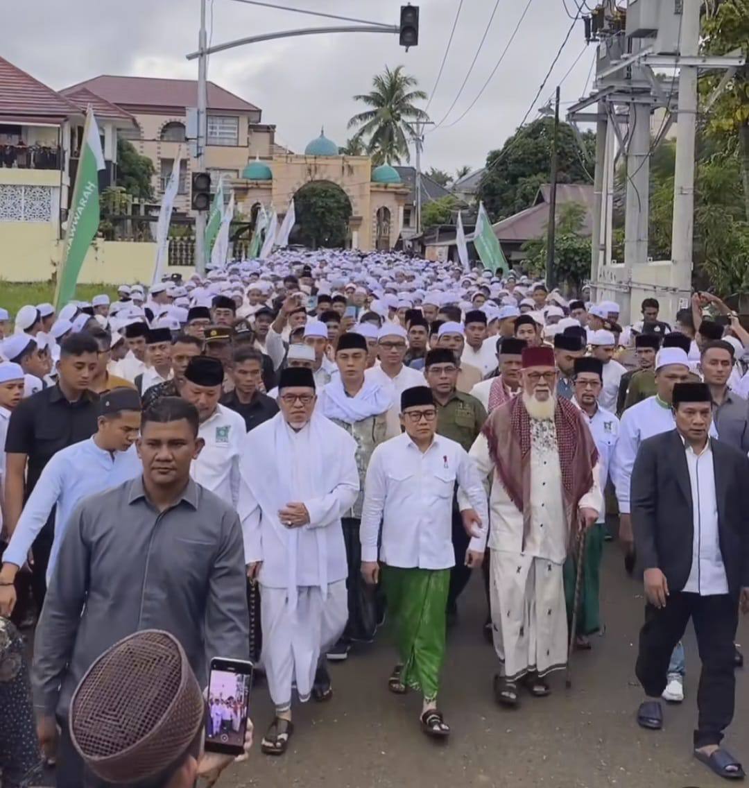 Cawapres nomor urut 1 Muhaimin Iskandar atau Cak Imin disambut ulama kharismatik Aceh saat berkunjung ke Dayah Darul Munawwarah, Kuta Krueng Ulee Glee, Kecamatan Bandar Dua, Pidie Jaya, Selasa (5/12)