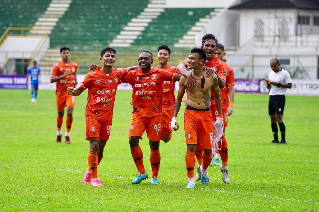 Pemain Persiraja merayakan gol kemenangan ke gawang PSDS Deli dalam lanjutan pertandingan Liga 2 2023-2024 di Stadion Harapan Bangsa Lhong Raya Banda Aceh, Senin sore (11/12). Dalam laga yang digelar tanpa penonton itu, Persiraja unggul 5-1. (Foto: Dok. MO Persiraja)