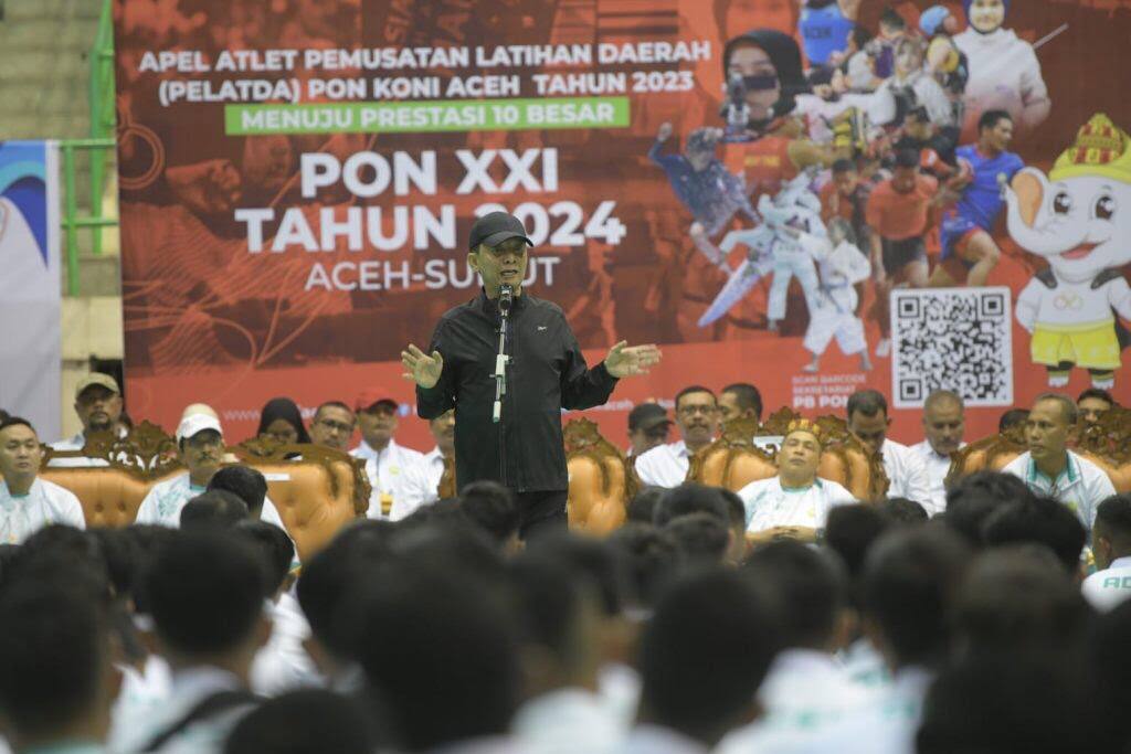 Pj Gubernur Aceh Achmad Marzuki memberi motivasi kepada para pelatih serta atlet pada apel Pelatda PON KONI Aceh tahun 2023, dalam rangka persiapan menuju PON XXI tahun 2024, di GOR KONI Aceh, Selasa (12/12)