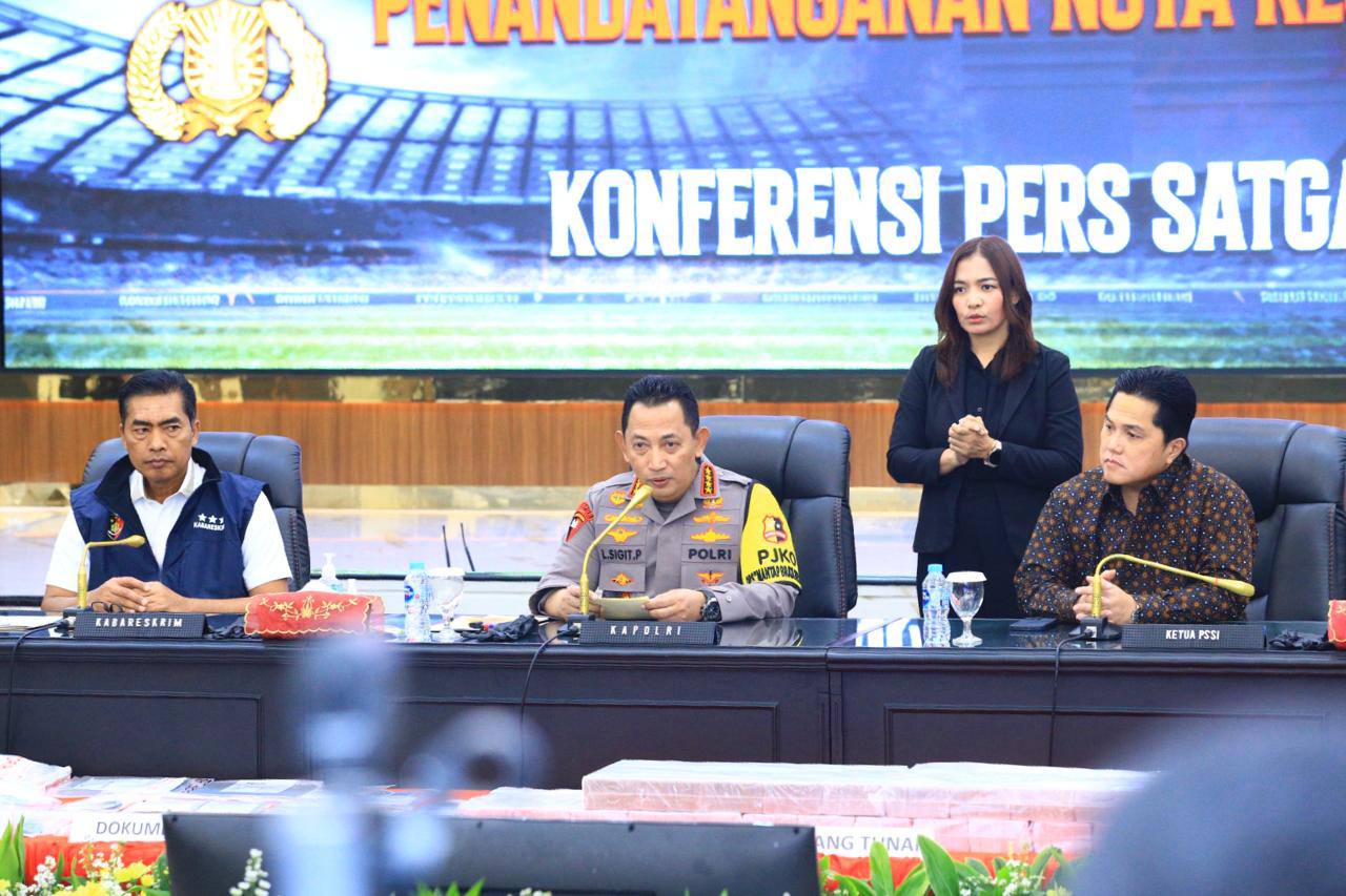 Kapolri Jenderal Pol Listyo Sigit Prabowo didampingi Ketua Umum PSSI Erick Thohir dan Kabareskrim Polri Komjen Pol Wahyu Widada memberikan keterangan pada konferensi pers di Rupatama Mabes Polri, Rabu (13/12)