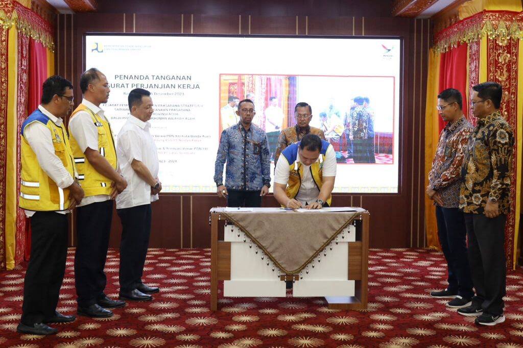 Pj Gubernur Aceh Achmad Marzuki menyaksikan penandatanganan kontrak paket pekerjaan renovasi dan pembangunan kembali venue PON XXI Tahun 2024, di Restauran Meuligoe Gubernur Aceh, Jum’at (15/12)