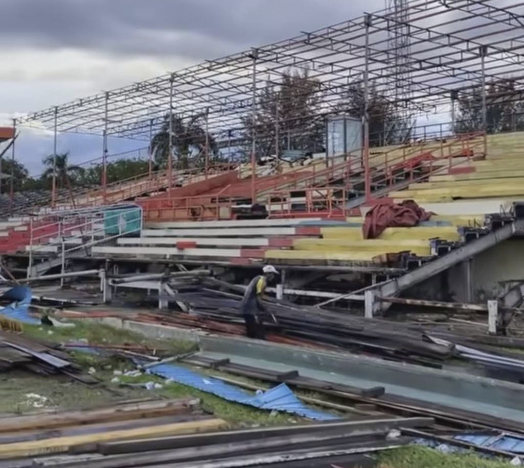 Pekerja membongkar Stadion H Dimurthala Lampineung Kota Banda Aceh, akan direhab total sesuai dengan standar FIFA