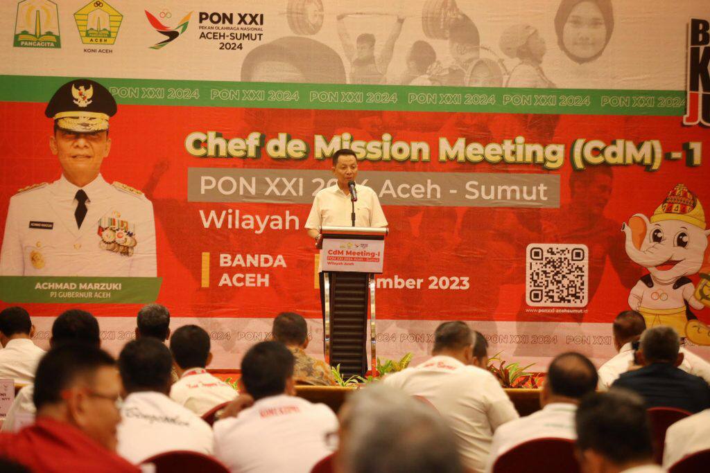 Pj Gubernur Aceh Achmad Marzuki memberikan sambutan pada Chef de Mission Meeting (CdM) -1 PON XXI Aceh-Sumut, Wilayah Aceh di Hotel Hermes Palace Banda Aceh, Sabtu (16/12)