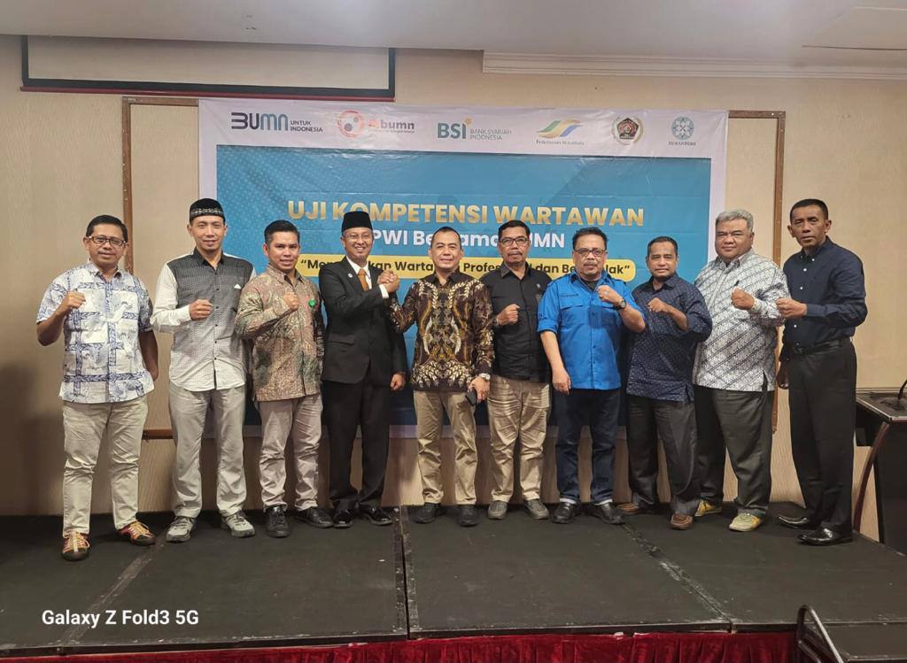 Asisten III Setda Aceh foto bersama dengan Sekjen PWI Pusat Sayid Iskandarsyah dan Pengurus PWI Aceh bersama tim penguji UKW Angkatan XVII PWI Aceh usai acara pembukaan di Hermes Palace Hotel, Banda Aceh, Kamis, 28 Desember 2023. (Foto: Dok. PWI Aceh)