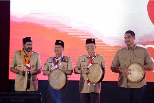 Menpora Dito Ariotedjo didampingi Pj Gubernur Aceh Achmad Marzuki, Ketua Kwartir Nasional Budi Waseso dan Ketua Kwartir Daerah Aceh Muzakir Manaf atau Mualem memukul Rapai saat membuka Munas XI Kwartir Nasional Gerakan Pramuka 2023 di Balee Meuseuraya Aceh, Banda Aceh, Sabtu (2/12)
