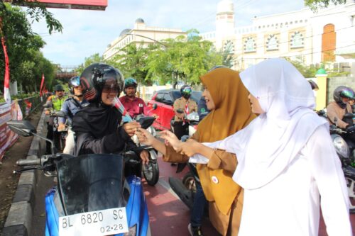 Sekolah Luar Biasa (SLB) TNCC Banda Aceh menggelar aksi berbagi bunga yang dilengkapi quotes tentang disabilitas bersama siswa, guru dan tenaga kependidikan di simpang jalan Masjid Oman Al Makmur, Lampriet, Banda Aceh, Senin (4/12/)