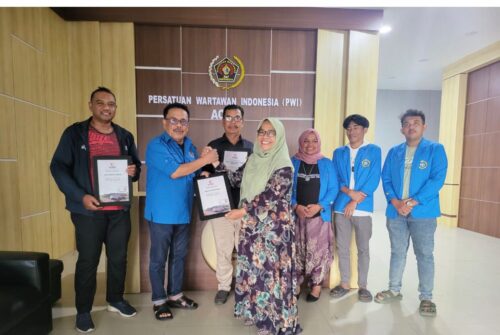 Ketua PWI Aceh, Nasir Nurdin menerima penghargaan dari Koordinator MER-C Indonesia Wilayah Aceh, Ira Hidayati disaksikan Wakil Rektor III Unida Dr Bustamam Ali, Sekretaris IJTI Aceh Mustajab di Kantor PWI Aceh, Senin, 4 Desember 2023. (Foto: Dok. PWI Aceh)