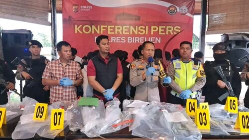 Kapolres Bireuen AKBP Jatmiko memperlihatkan senjata tajam yang diamankan dari belasan remaja hendak tawuran. (Foto: Dok. Polres Bireuen)