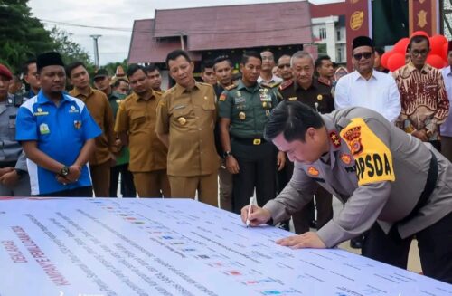 Kapolda Aceh Irjen Pol Achmad Kartiko disaksikan Forkopimda Aceh menandatangani plakat Deklarasi Kampanye Pemilu Damai 2024, di Taman Sulthanah Safiatuddin Banda Aceh, Selasa (5/12)