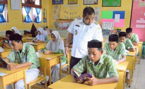 Pj Bupati Aceh Besar Muhammad Iswanto melakukan kunjungan monitoring Intruksi Bupati tentang Beut Siat di SMP Negeri Lampeuneurut, Darul Imarah, Aceh Besar, Rabu (6/12/2023)