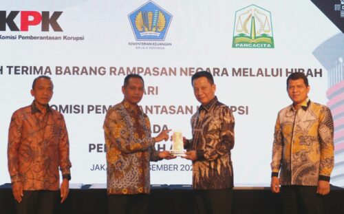 Pj Gubernur Aceh Achmad Marzuki dan Wakil Ketua KPK Nurul Ghufron menandatangani berita acara serah terima perjanjian hibah barang rampasan negara di Ruang Mini Teater Lantai 4, Gedung Pusat Edukasi Anti Korupsi KPK, Jakarta, Kamis (7/12)