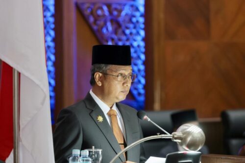 Asisten Administrasi Umum Setda Aceh Dr Iskandar AP menyampaikan sambutan Pj Gubernur pada Rapat Paripurna DPRA dalam rangka Penjelasan Rancangan Qanun tentang Pajak Aceh dan Retribusi Aceh, di Gedung DPRA, Kamis (7/12)