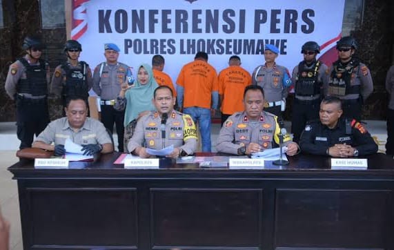 Polres Lhokseumawe menangkap tiga warga yang membantu enam warga Rohingya melarikan diri dari kamp penampungan eks Kantor Imigrasi Lhokseumawe, Kecamatan Blang Mangat, Jum'at (8/12/2023) pukul 01.00 WIB. (Foto: Dok. Polres Lhokseumawe)
