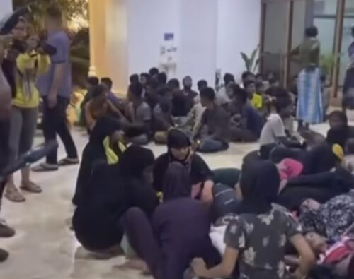 Warga Lamreh Kecamatan Mesjid Raya Aceh Besar mengantar pengungsi warga Rohingya ke Kantor Gubernur Aceh, Ahad malam (10/12)