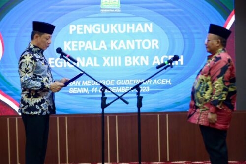 Pj Gubernur Aceh Achmad Marzuki mengukuhkan Kepala Kantor Regional XIII Badan Kepegawaian Negara (BKN) Aceh Joko Subakti, di Meuligoe Gubernur Aceh, Senin (11/12)