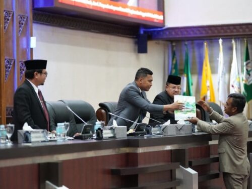Wakil Ketua Banleg DPRA Ridwan Yunus menyerahkan 19 Raqan Aceh Prolega Prioritas 2024 dalam Rapat Paripurna di gedung utama DPRA pada Selasa (12/12)