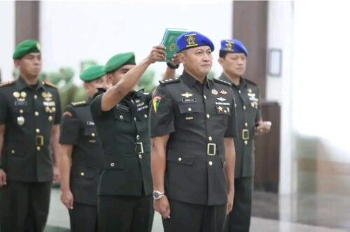 Pangdam IM Mayjen TNI Novi Helmy Prasetya memimpin sertijab dan Tradisi Satuan Pejabat Kodam Iskandar Muda di Hall Lt 2 Gedung Malahayati Makodam IM, Rabu (13/12). (Foto: Dok. Pendam Iskandar Muda)