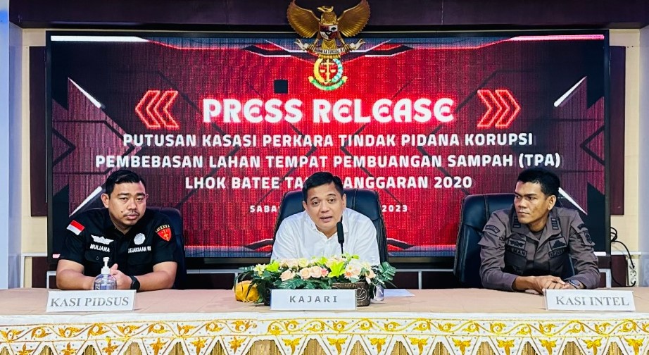 Kajari Sabang Milono Raharjo SH MH didampingi Kasi Intelijen Filman Ramadhan dan Kasi Pidsus memberikan keterangan pers di Sabang, Kamis (14/12). (Foto: Dok. Kejari Sabang)