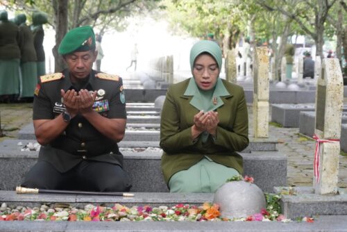 Pangdam IM Mayjen TNI Novi Helmy Prasetya memimpin ziarah di Taman Makam Pahlawan (TMP) Peuniti, Banda Aceh, Kamis (14/12). (Foto: Pendam IM)