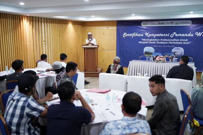 Sebanyak 100 pemandu wisata terdiri atas biro perjalanan wisata/travel agent, komunitas pemandu wisata (HPI dan APA), pengelola desa wisata, pengelola objek wisata unggulan mengikuti sertifikasi kompetensi di Hotel Rasamala, Banda Aceh, 13-14 Desember 2023
