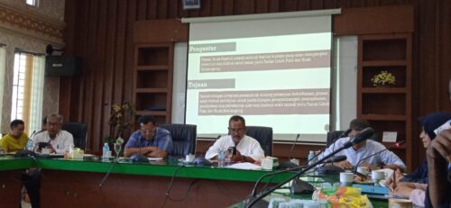 Asisten II Setdakab Aceh Besar M Ali memimpin rapat persiapan Festival Piasan Aceh Rayeuk, Gala Siswa Antar-SMP dan Kemah Seniman se-Aceh Besar di Aula Kantor Bupati Aceh Besar, Jum'at (15/12)