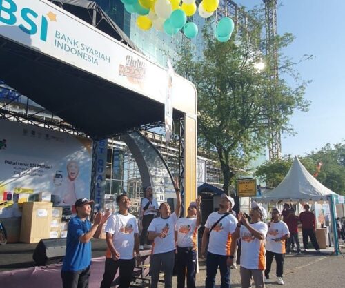 Peluncuran program Hujan Rezeki BSI Mobile di Aceh pada Car Free Day di Banda Aceh, Ahad (17/12)