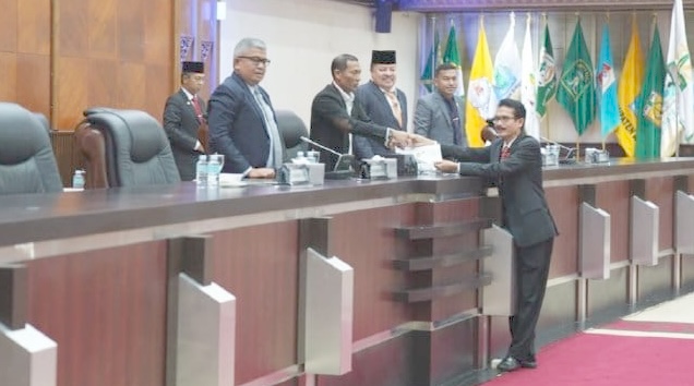 Juru bicara Badan Anggaran DPRA Abdurrahman Ahmad menyerahkan sejumlah rekomendasi kepada Pj Gubernur Aceh dalam Rapat Paripurna DPRA, Senin (18/12)