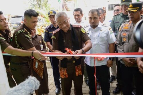 Kajati Aceh Drs Joko Purwanto SH didampingi Pj Bupati Aceh Besar Muhammad Iswanto memotong pita peresmian Posko Perwakilan Kejari Aceh Besar di Pelabuhan Malahayati, Krueng Raya, Aceh Besar, Rabu (20/12). (Foto: Dok. Kejari Aceh Besar)