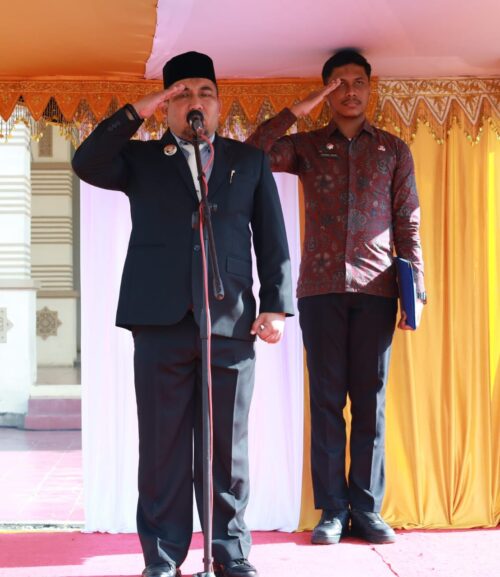 Pj Bupati Aceh Besar Muhammad Iswanto bertindak selaku Inspektur Upacara peringatan Hari Ibu ke-95 tingkat Kabupaten Aceh Besar di halaman Kantor Bupati setempat, Kamis (21/12)