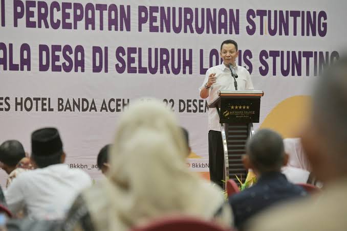 Pj Gubernur Aceh Achmad Marzuki memberi arahan saat membuka Sosialisasi Percepatan Penurunan Stunting kepada ratusan Keuchik di seluruh Aceh, di Hermes Palace Hotel Banda Aceh, Kamis (21/12)