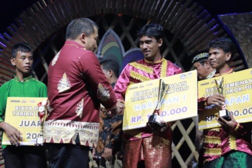 Pj Bupati Aceh Besar Muhammad Iswanto menyerahkan dana pembinaan seni budaya saat menutup Piasan Aceh Rayeuk di Jantho Sport City (JSC ) Kota Jantho, Sabtu malam (23/12)