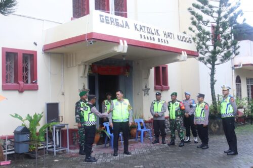 Personel Polda Aceh dan stakeholder lainnya mengamankan gereja pada malam Natal 2023 dalam rangka melaksanakan Operasi Lilin Seulawah 2023, Minggu (24/12)