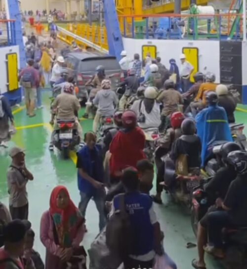 Para wisatawan saat berada di Pelabuhan Ulee Lheue menuju ke Kota Sabang