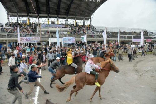 Pacuan kuda tradisional Gayo dalam rangkaian HUT ke-20 Kabupaten Bener Meriah, selama satu pekan resmi dimulai Senin (25/12) di Lapangan Pacuan Sengeda, Kecamatan Bukit