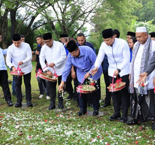 Presiden ke-6 RI Susilo Bambang Yudhoyono (SBY) didampungi Agus Harimurti Yudhoyono (AHY) melakukan ziarah ke kuburan massal korban tsunami Aceh di Gampong Siron, Kecamatan Ingin Jaya, Aceh Besar, Senin (25/12)