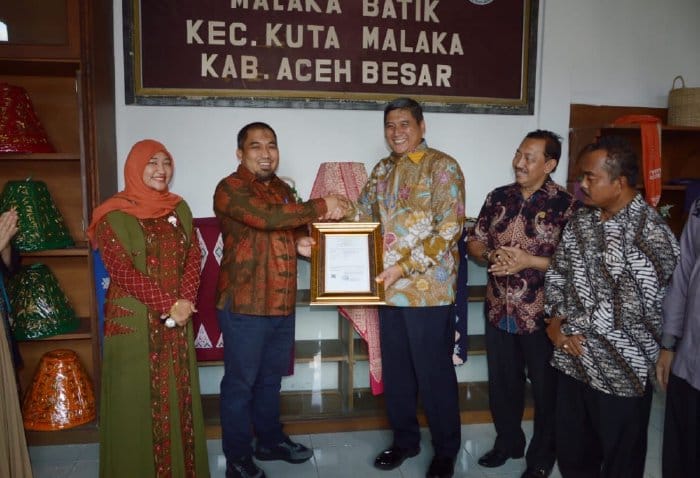 Pj Bupati Aceh Besar Muhammad Iswanto menerima sertifikat hak paten merek 'Nyan Cap' dari Kepala Divisi Pelayanan Hukum dan HAM Kanwil Kemenkumham Aceh Junarlis SH MSi