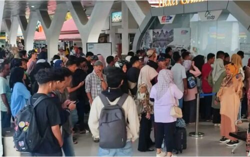 Penumpang menumpuk di Pelabuhan Ulee Lheue akibat kapal cepat ke Sabang batal berangkat karena cuaca buruk gelombang laut mencapai 4 meter, Senin (25/12)