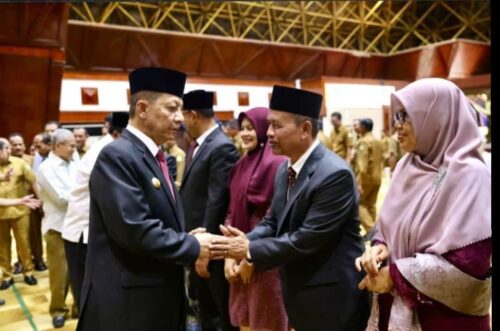 Pj Gubernur Aceh Achmad Marzuki memberikan ucapan selamat kepada Dr Muslem Yacob SAg MPd yang dilantik sebagai Kepala Dinas Sosial Aceh, di Anjong Mon Mata Banda Aceh, Selasa sore (2/1)