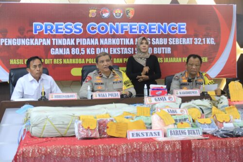 Wakapolda Aceh Brigjen Pol Armia Fahmi memberikan keterangan kepada wartawan dalam konferensi pers di Polda Aceh, Senin (15/1/2024). (Foto: Dok. Humas Polda Aceh)