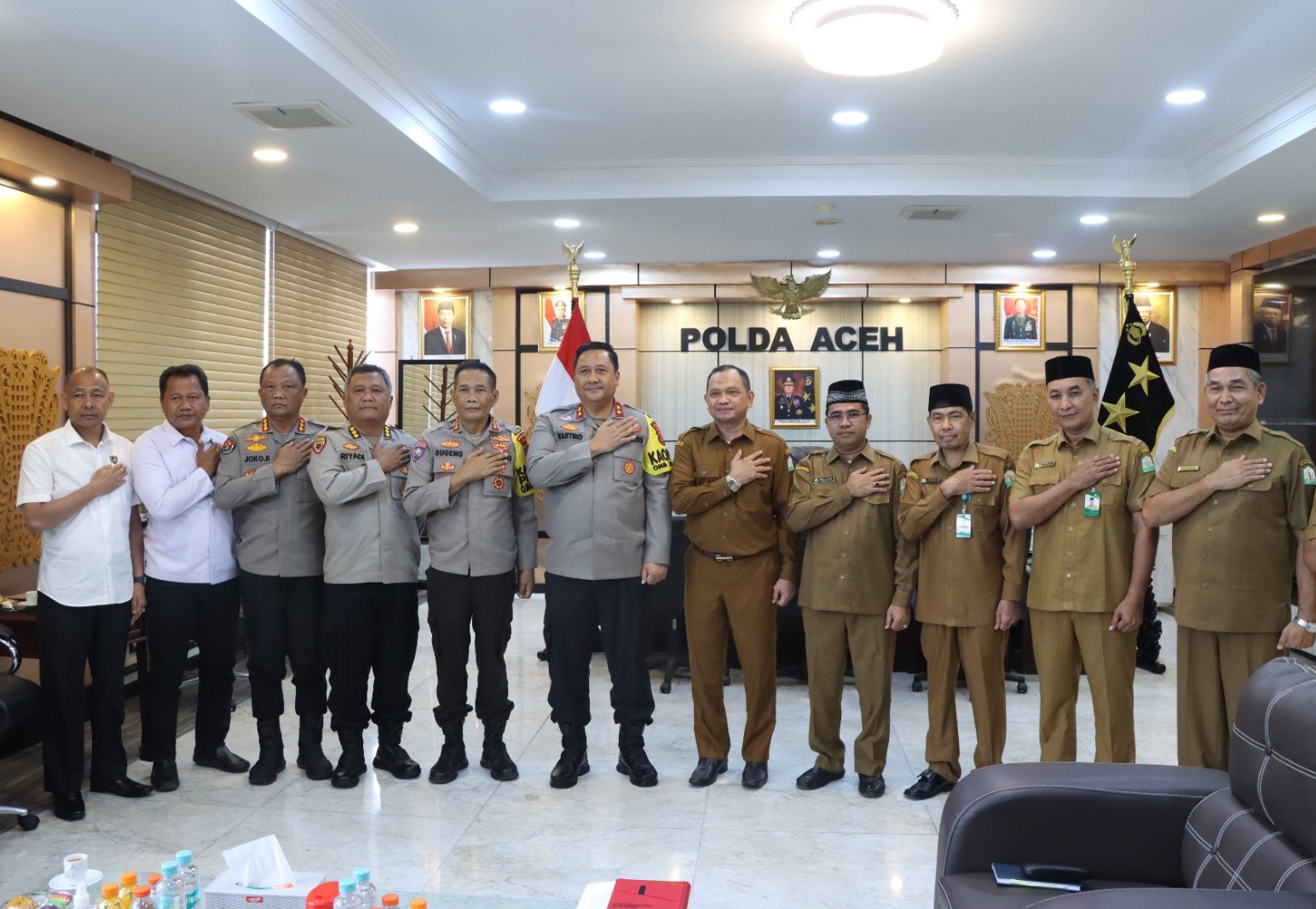 Kadis Pendidikan Dayah Aceh Dr Munawar MA melakukan audiensi dengan Kapolda Aceh Irjen Pol Ahmad Kartik di Gedung Utama Lantai 2 Mapolda Aceh, Senin (29/1)