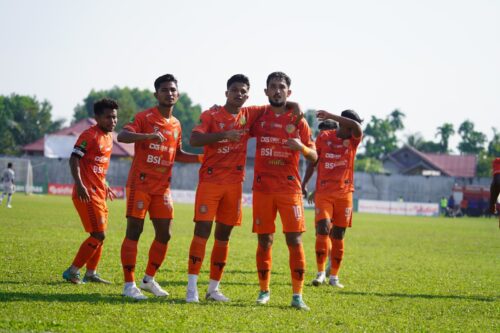 Pemain Persiraja Islom Karimov merayakan gol yang dicetak pada menit ke-20 saat melawan PSIM Yogyakarta dalam lanjutan laga babak 12 Besar Liga 2 di Stadion Langsa, Senin (22/1)
