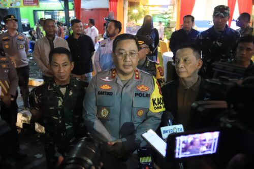 Kapolda Aceh Irjen Pol Achmad Kartiko bersama Pj Gubernur Aceh Achmad Marzuki, Pangdam IM Mayjen TNI Novi Helmy Prasetya memberikan keterangan di Pos Pengamanan Tahun Baru Simpang Lima, Banda Aceh, Ahad malam (31/12)
