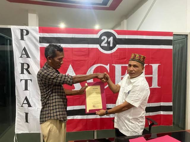 Wakil Ketua KPA Pusat Abu Razak menyerahkan SK pengangkatan Ketua KPA Pidie kepada Usman Tambo, pada 27 Desember 2023 di Kantor DPA Partai Aceh, Banda Aceh