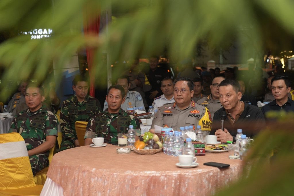Pj Gubernur Aceh Achmad Marzuki bersama Kapolda Irjen Pol Achmad Kartiko dan Pangdam IM Mayjen TNI Novi Helmy Prasetya, menghadiri Monitoring Malam Pergantian Tahun 2023-2024, di Pos Pengamanan Malam Tahun Baru, Simpang Lima, Banda Aceh, Ahad malam (31/12)